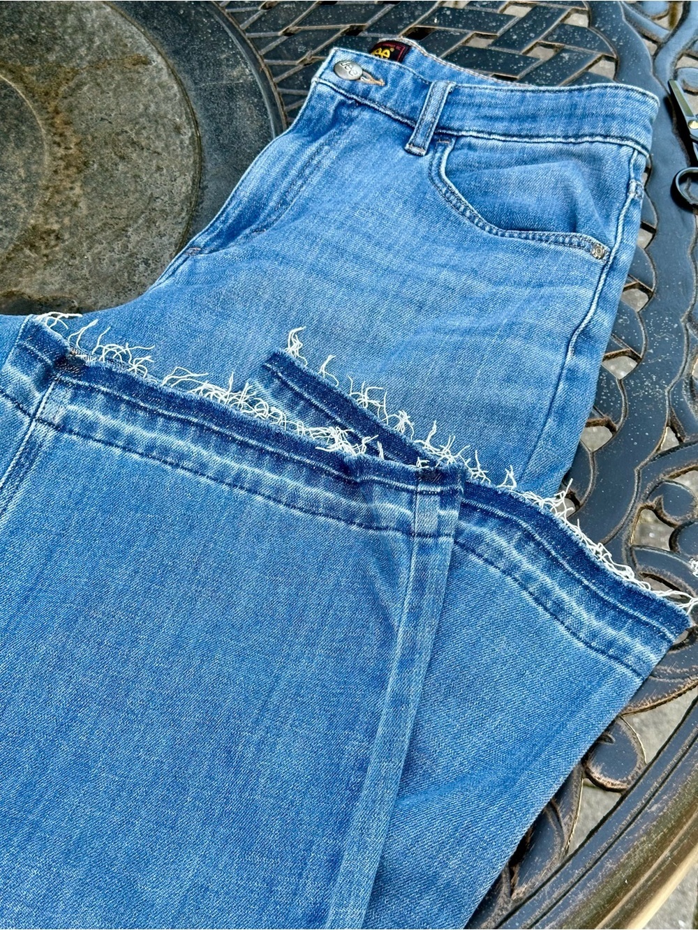 Lee Raw Hem Cropped Jeans Size 8 Light Wash Stretch Denim
